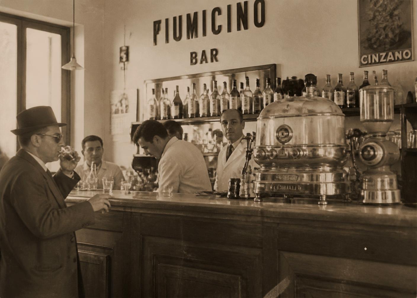 Il bancone storico di un bar a Fiumicino negli anni Sessanta